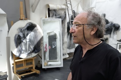 France, Ivry-sur-Seine (94), l'artiste plasticien Ernest Pignon-Ernest dans son atelier