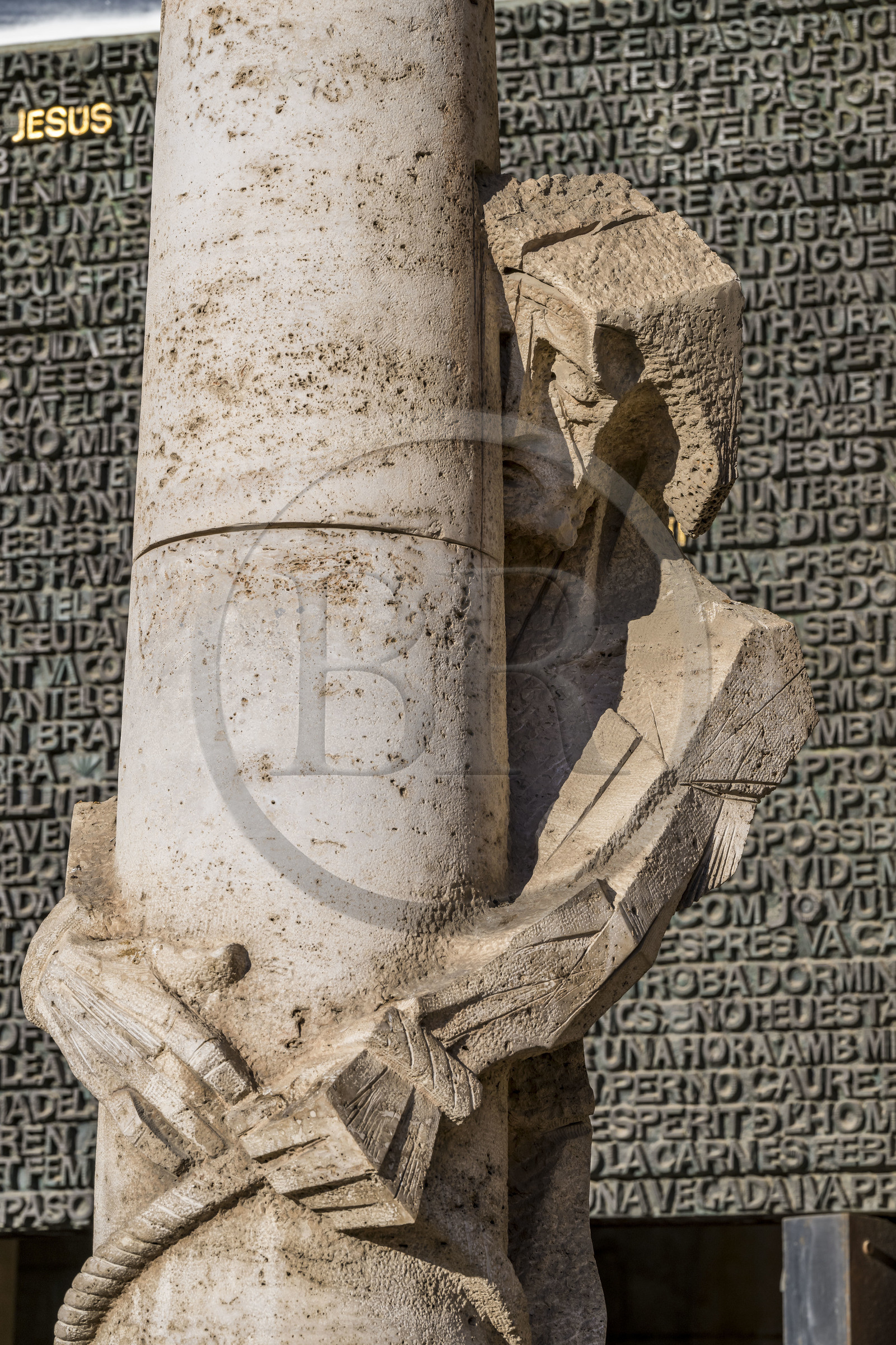 Espagne, Catalogne, Barcelone, quartier de l'Eixample, basilique de la Sagrada Familia de l'architecte du modernisme catalan Antoni Gaudi classée Patrimoine Mondial de l'UNESCO, la façade de la passion dont les sculptures ont été réalisées par Josep Maria Subirachs, la Flagellation