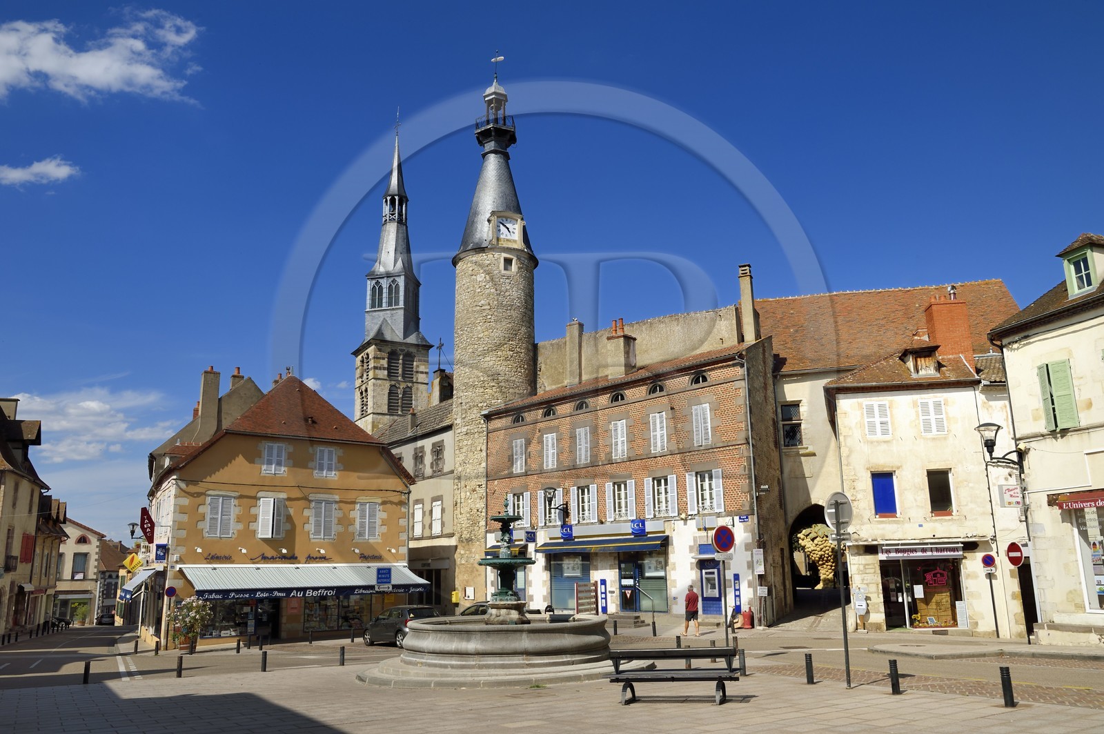 France, Allier (03), ancienne province du Bourbonnais, Saint-Pourçain-sur-Sioule, place Foch, le beffroi ou tour de l'Horloge et le clocher de l'église Sainte-Croix France, Allier (03), ancienne province du Bourbonnais, Saint-Pourçain-sur-Sioule, place Foch, le beffroi ou tour de l'Horloge et le clocher de l'église Sainte-Croix