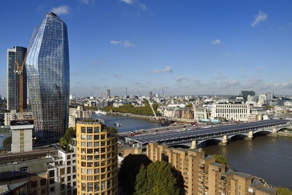 Royaume-Uni, Londres, le Blackfriars Railway Bridge sur la Tamise dominé par le gratte-ciel One Blackfriars à gauche