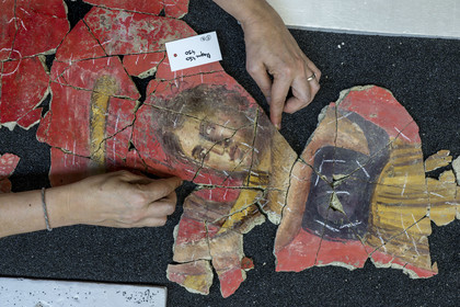 France, Bouches-du-Rhône (13), Arles, musée départemental Arles antique, dans les réserves du musée, issu des fouilles des ruines de la maison de la harpiste (entre 70 et 50 av. J.-C.) dans le site de l'ancienne verrerie de Trinquetaille sur la rive droite du Rhone, assemblage de fragments de la peinture murale à fresque adoptant du rouge vermillon avec le pigment le Cinabre le plus couteux du monde romain, la figure d’une harpiste qui a donnée son nom à la villa