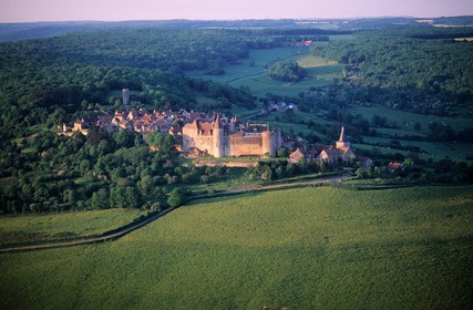 France, Côte-d'Or (21), Châteauneuf-en-Auxois, le village et le château (vue aérienne)