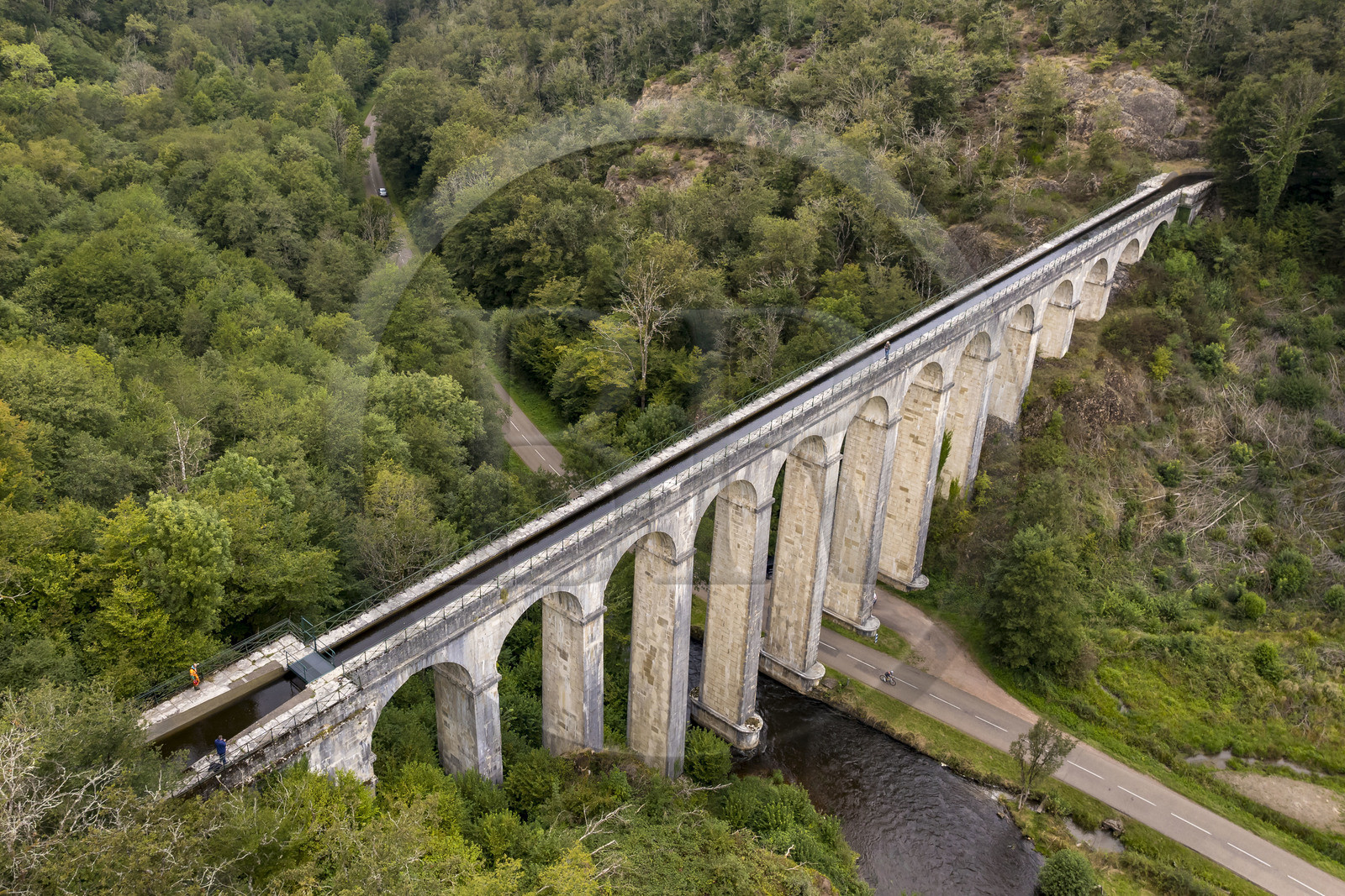 France, Nièvre (58), Parc naturel régional du Morvan, Montreuillon, pont aqueduc de Montreuillon construit en 1841, haut de 33 m et long de 152 m avec 13 arches larges de 8 m, le long de la Rigole d’Yonne qui puise les eaux de l'Yonne au lac de Pannecière et alimente le canal du Nivernais (vue aérienne)