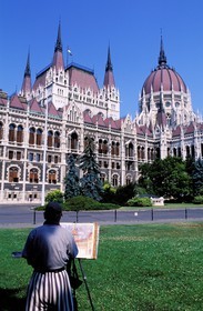 Hungary, Budapest, a painter in front of the parliament in Pest