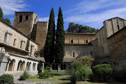 France, Hérault (34), village médiéval de Saint-Guilhem-le-Désert, étape du pélerinage de Saint-Jacques-de-Compostelle, labellisé Les Plus Beaux Villages de France, abbaye de Gellone du XIe siècle classée Patrimoine Mondial de l'UNESCO, Le cloître