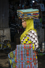 Rwanda, Province du Nord, Musanze (anciennement nommée Ruhengeri), le marché central, femme vendant des tissus wax