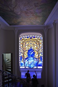 France, Meurthe-et-Moselle (54), Nancy, la maison Bergeret de style Art Nouveau, vitrail Roses et mouettes de Jacques Gruber et plafond de Victor Prouvé