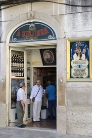 Portugal, Lisbonne, quartier de Baixa pombalin, Place Dom Pedro IV, liquoriste A Ginjinha