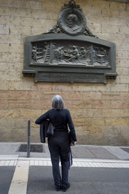 France, Rhône (69), Lyon, site historique classé Patrimoine Mondial de l'UNESCO, quartier de la Croix-Rousse, rue Saint Polycarpe, batiment de la Condition des Soies qui était destiné à établir le poids à sec de la soie