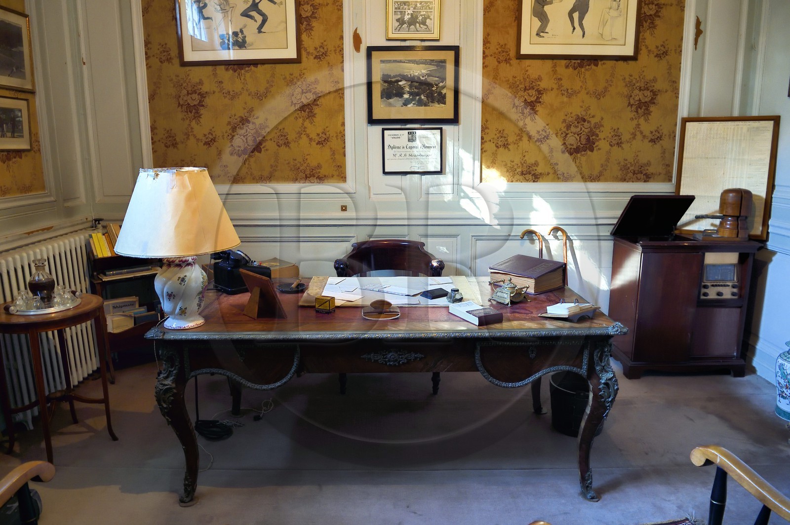 France, Calvados (14), Pays d'Auge, Deauville, la villa Strassburger, bureau de Ralph Strassburger qui comporte un téléphone d'époque, un agenda de l'année 1957 ou encore un Bottin téléphonique de 1952