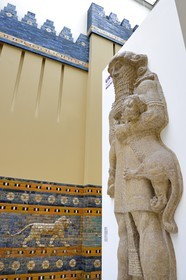 Allemagne, Berlin, l'Ile aux musées, classée Patrimoine Mondial de l'UNESCO, musée de Pergame (Pergamonmuseum), Dur Sharrukin-Khorsabad (Irak), Palais du roi néo-assyrien Sargon II (721-705), statue d'un personnage traditionnellement identifié à Gilgamesh étouffant un petit lion