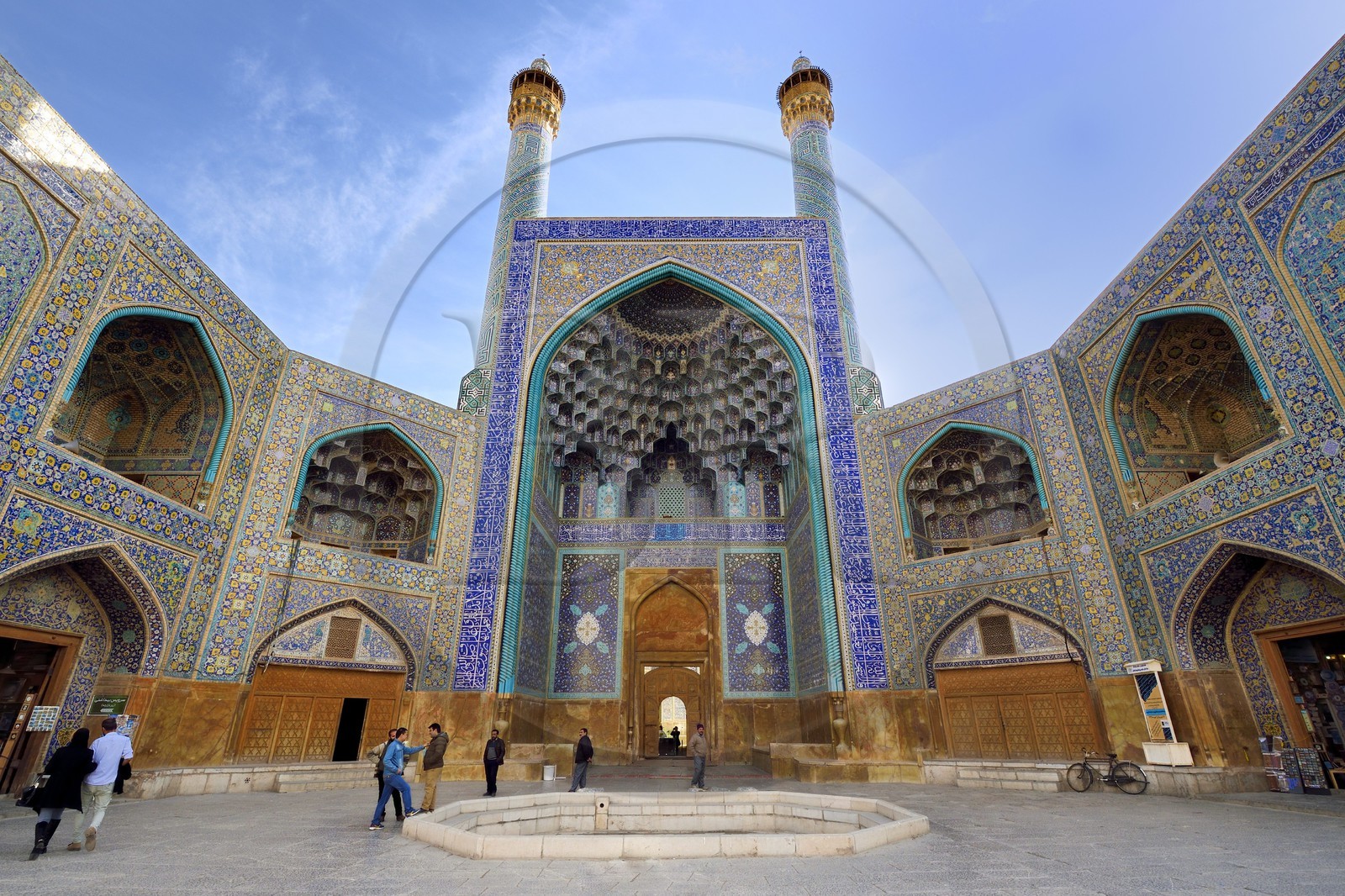 Iran, province d'Ispahan, Ispahan, place naghsh-i jahan aussi connue sous le nom de place Imam Khomeiny, classée au patrimoine mondial par l'UNESCO, la mosquée de l'Imam ou mosquée du Chah (Shah) avec son entrée monumentale