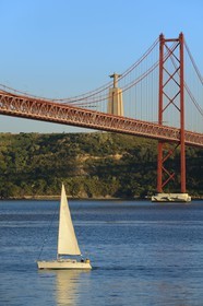 Portugal, Lisbonne, le pont du 25 de Abril sur le Tage et le  le Cristo Rei (Christ Roi)