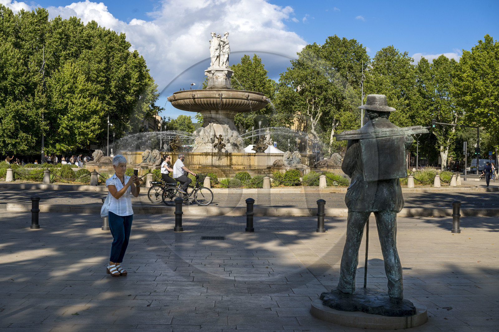 France, Bouches-du-Rhône (13), Aix en Provence, place de la Rotonde, statue de Paul Cezanne et fontaine de la Rotonde France, Bouches-du-Rhône (13), Aix en Provence, place de la Rotonde, statue de Paul Cezanne et fontaine de la Rotonde