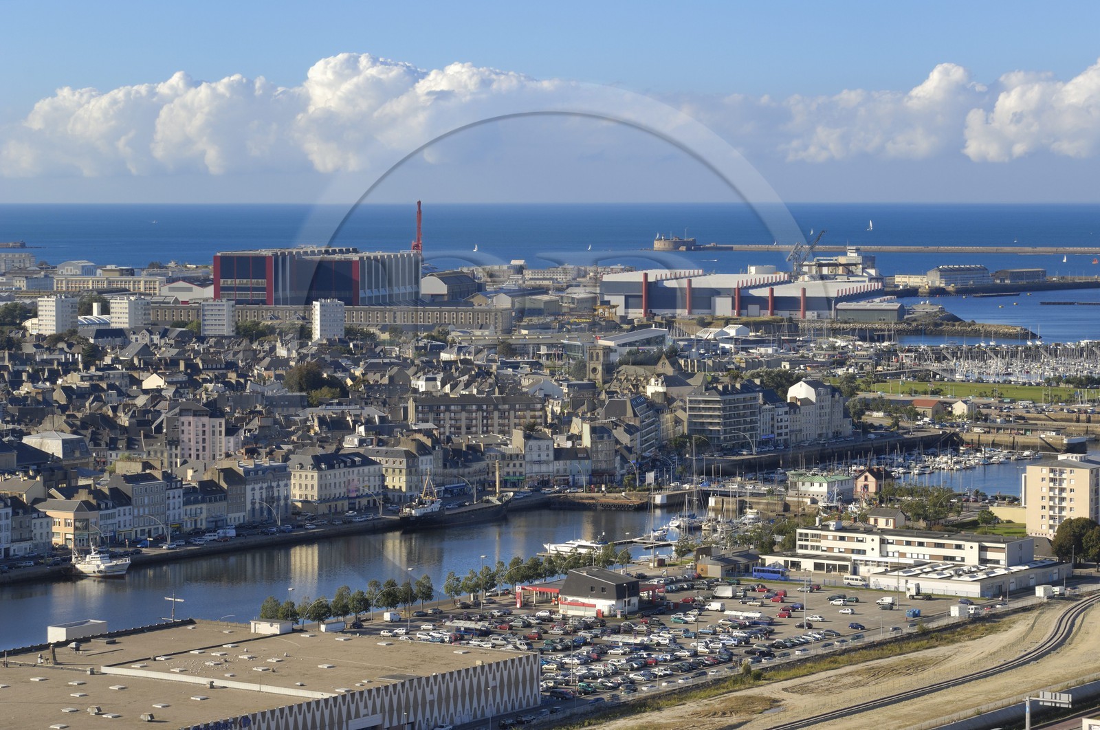 France, Manche (50), Cherbourg, le port et l'arsenal au fond vu depuis le Fort du Roule France, Manche (50), Cherbourg, le port et l'arsenal au fond vu depuis le Fort du Roule