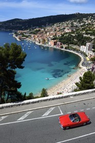 France, Alpes-Maritimes (06), Villefranche-sur-Mer, Alfa Romeo Giulietta décapotable de collection sur la route de la Basse Corniche surplombant la ville