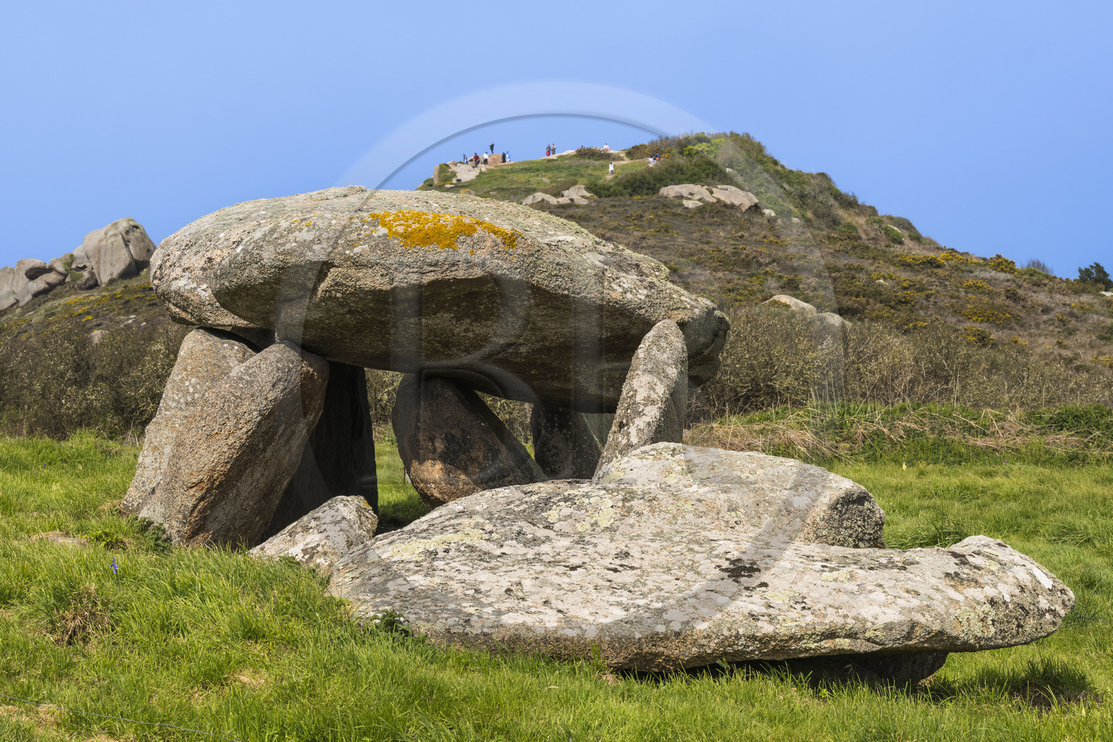 France, Côtes-d'Armor (22), Côte de Granit Rose, Trébeurden, Ile Millau, allée couverte du néolithique qui aurait servi de monument funéraire
