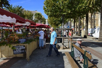 France, Corse-du-Sud (2A), Ajaccio, jambon corse sur le marché de la place Foch