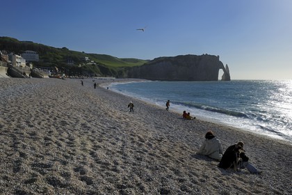 France, Seine-Maritime (76), Pays de Caux, Côte d'Albâtre, Etretat, la falaise d'Aval et l'Aiguille Creuse depuis la plage de la ville