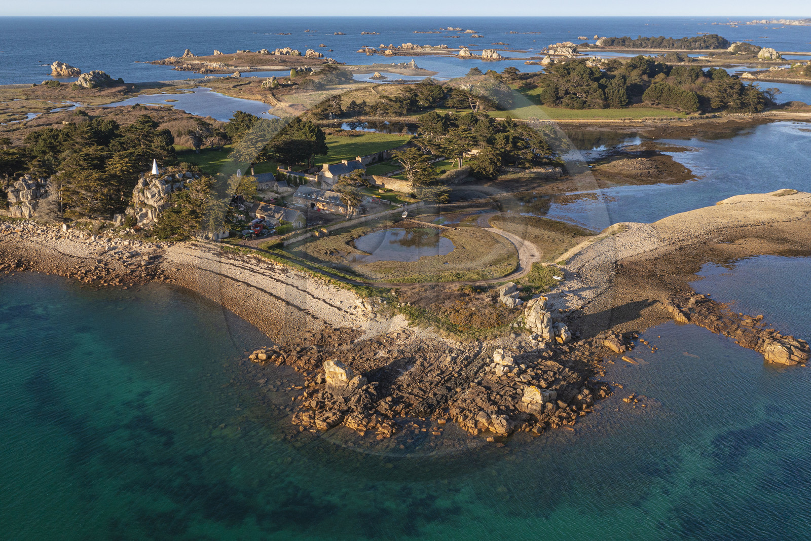 France, Côtes-d'Armor (22), Côte d'Ajoncs, Penvénan, Port Blanc, Ile Saint-Gildas (vue aérienne)