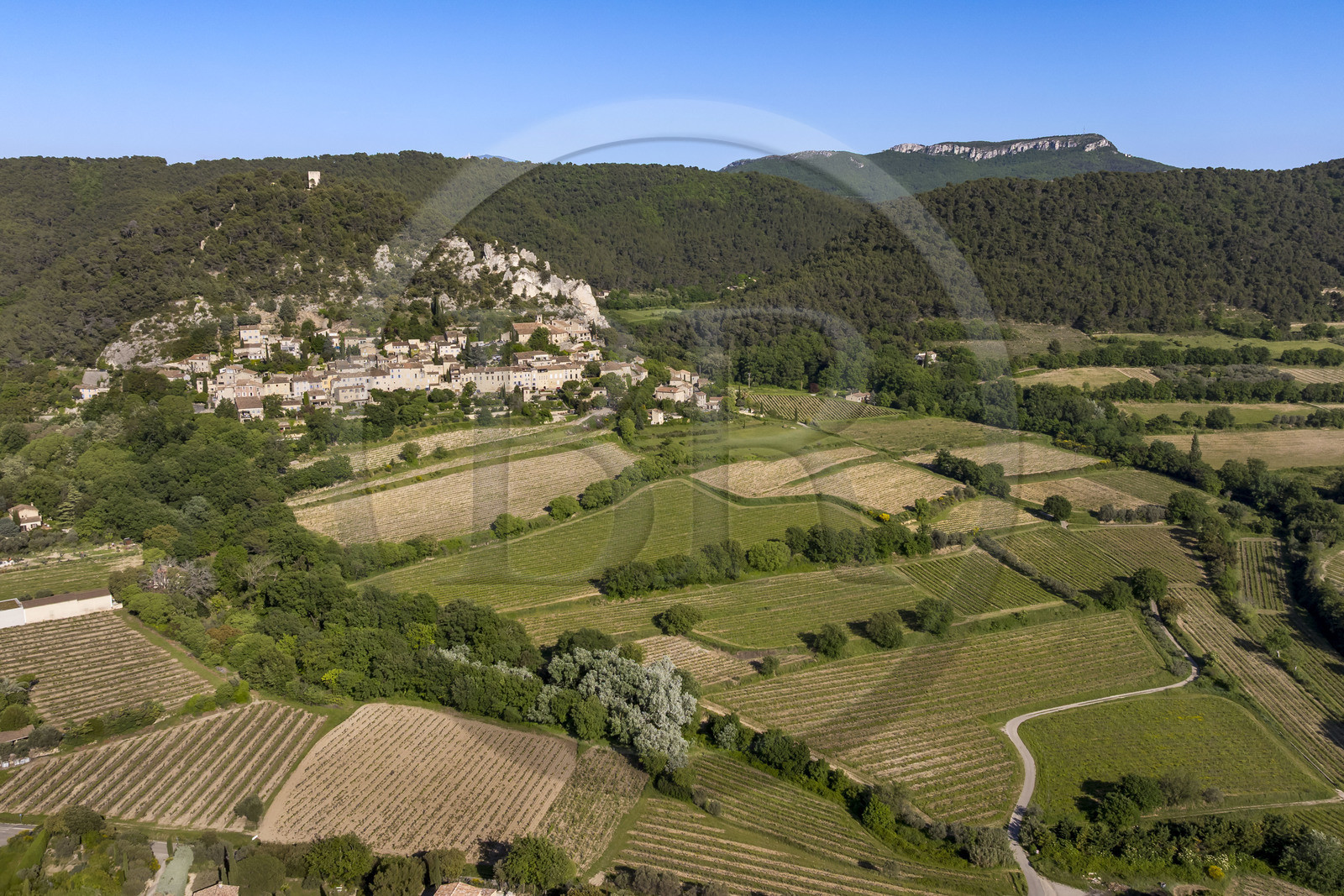 France, Vaucluse (84), Dentelles de Montmirail, le village médiéval de Séguret, labellisé Les Plus Beaux Villages de France, et la crête de Saint-Amand vue du Sud en arrière plan (vue aérienne)