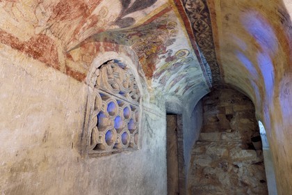 France, Puy-de-Dôme (63), Clermont-Ferrand, cathédrale Notre-Dame de l'Assomption, galerie du déambulatoire principale dans la crypte du Xe siècle, peintures murales romanes fin XIIe siècle représentant la vie publique du Christ avec la multiplication des pains