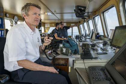 France, Finistère (29), Mer d'Iroise, Le Conquet, navire de la Penn ar Bed assurant la liaison avec les iles de Molène et Ouessant, le capitaine Pascal Renaud sur la passerelle avec le pilote