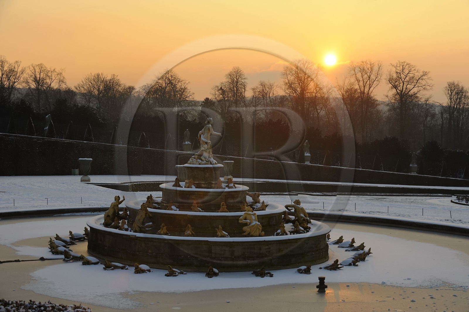 France, Yvelines (78), parc du château de Versailles sous la neige, classé Patrimoine Mondial de l'UNESCO, le Bassin de Latone au soleil couchant