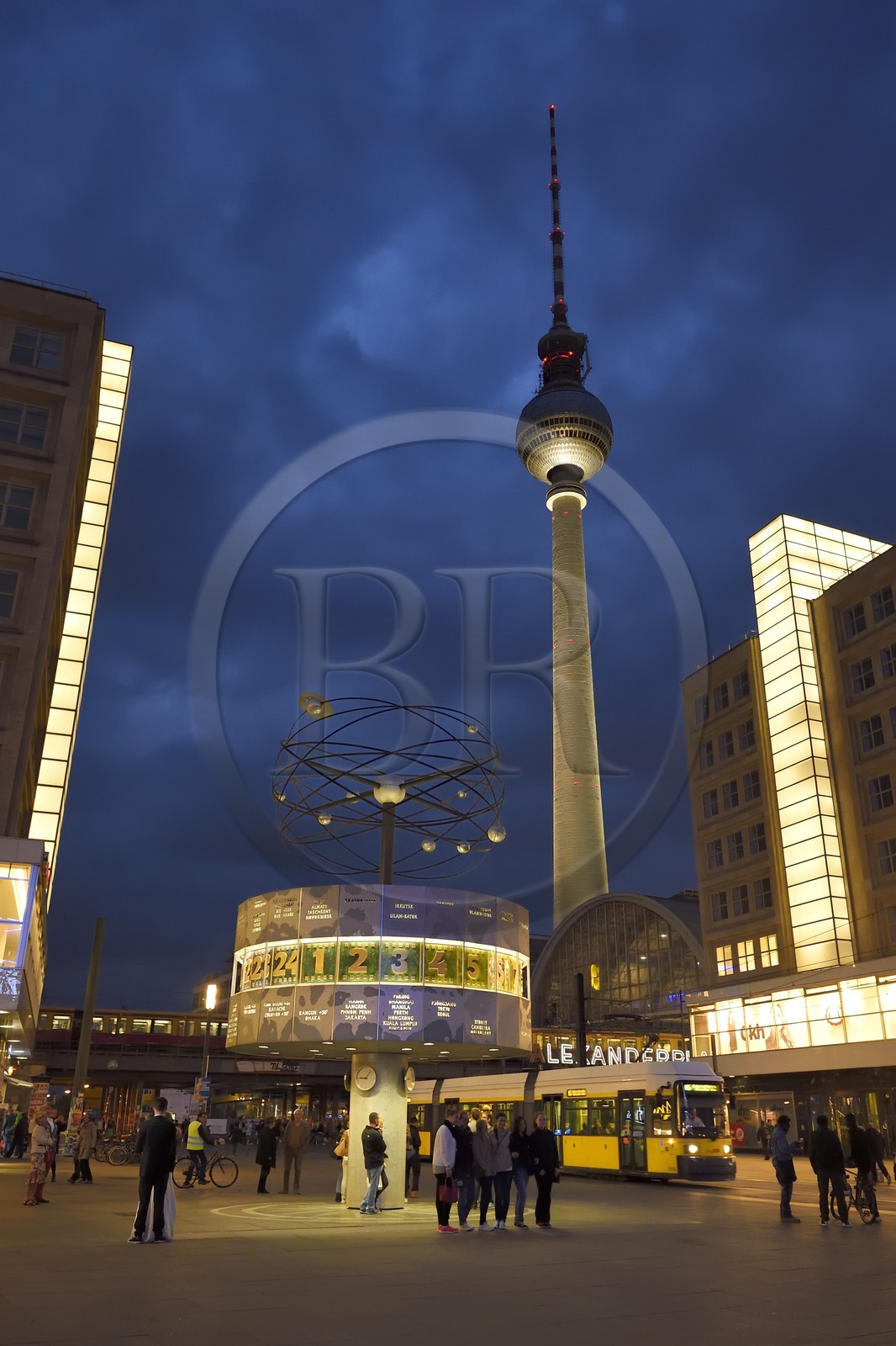 Allemagne, Berlin, quartier de Berlin-Mitte, Alexanderplatz, le Weltzeituhr (horloge universelle Urania) et la tour de la télévision Allemagne, Berlin, quartier de Berlin-Mitte, Alexanderplatz, le Weltzeituhr (horloge universelle Urania) et la tour de la télévision