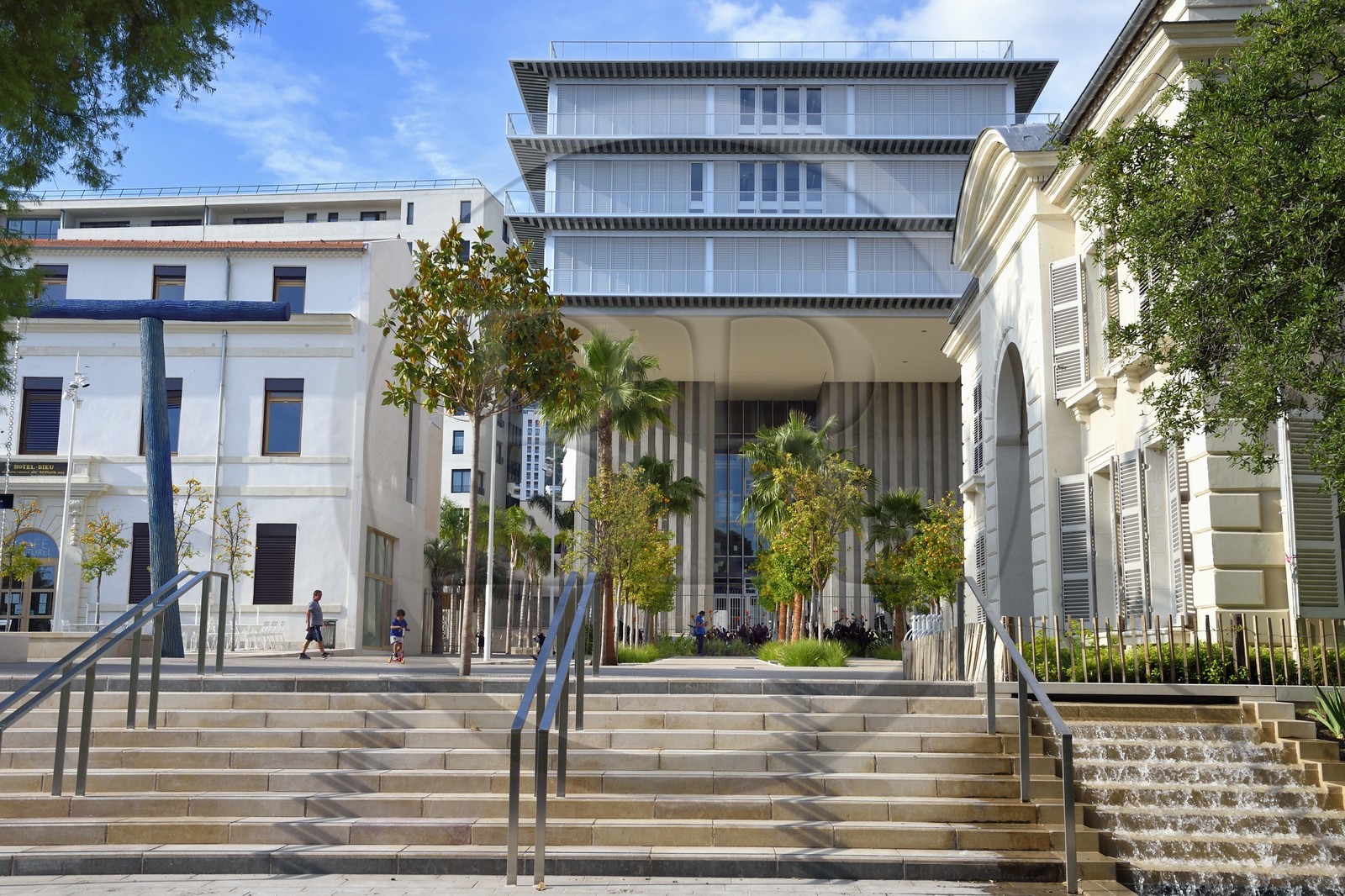 France, Var (83), Toulon, quartier Chalucet, la médiathèque Chalucet à gauche et la Maison de la Créativité abritant l'Ecole Camondo Méditerranée (Architecture d'intérieur et Design) dans le Jardin Alexandre 1er