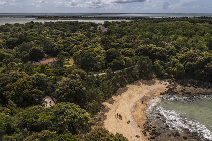 France, Charente-Maritime (17), Ile d'Aix, la crique de la plage des Sables d’Or au nord de l'ile (vue aérienne)