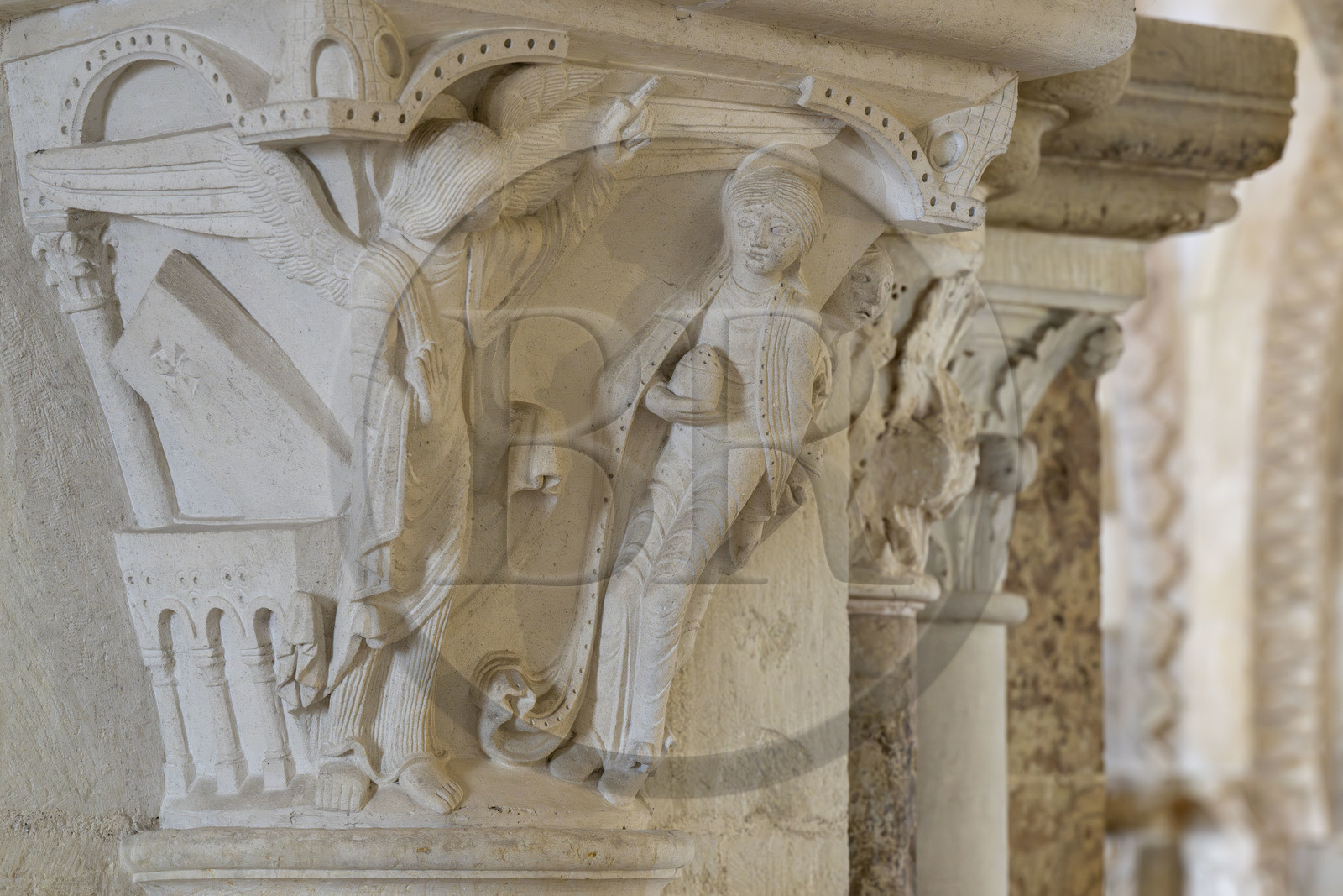 France, Yonne (89), parc naturel régional du Morvan, Vézelay, classé au Patrimoine Mondial de l'UNESCO, labellisé Les Plus Beaux Villages de France, point de départ de l'une des principales voies de pèlerinage de Saint-Jacques-de-Compostelle, la basilique Sainte-Marie-Madeleine, chapiteau du narthex (XIIe siècle), représentation des saintes femmes qui viennent embaumer le corps du Christ mais le tombeau est vide