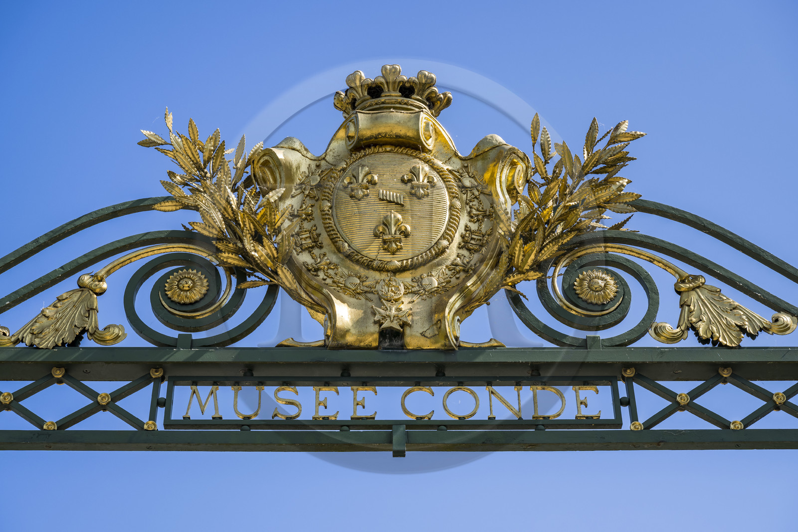 France, Oise (60), Chantilly, le chateau de Chantilly et musée Condé, porte de la Grille d'honneur aux emblèmes royaux (la fleur de lys)