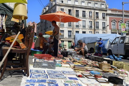Portugal, Lisbonne, quartier de l'Alfama, campo de Santa Clara, le marché aux puces la Feira da Ladra (foire de la voleuse)