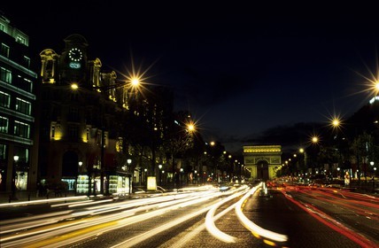 France, Paris (75), l' Arc de Triomphe sur l' avenue des Champs-Elysées