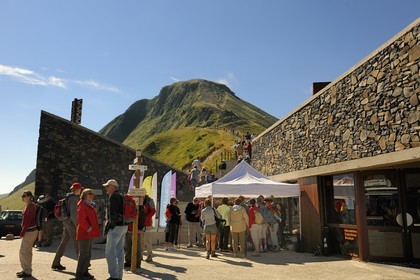 France, Cantal (15), monts du Cantal, Parc Naturel Régional des Volcans d' Auvergne, le puy Mary (1783m) au col Pas de Peyrol (1589m) en premier plan, départ des randonnées