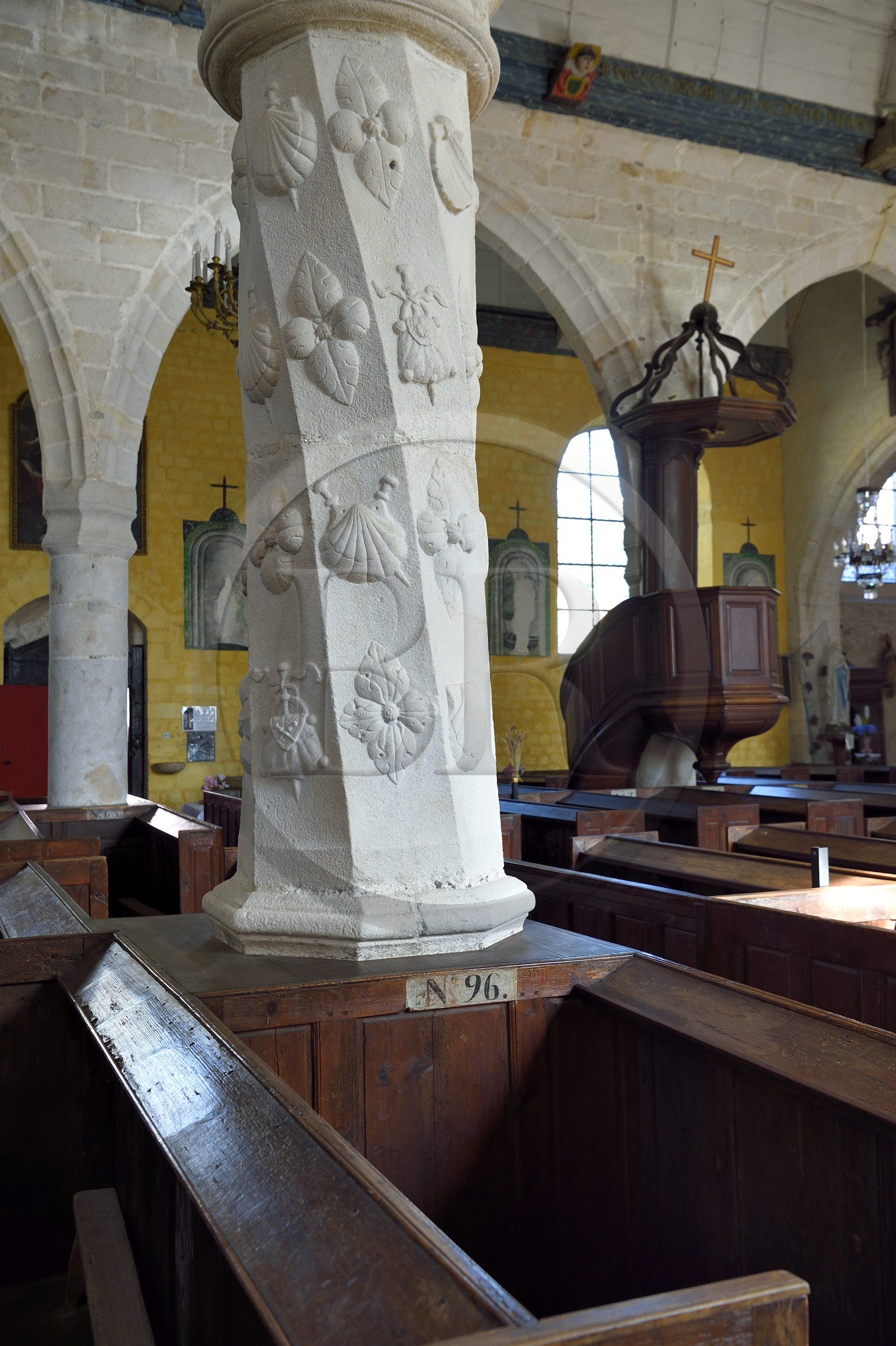 France, Seine-Maritime (76), Côte d'Albatre, Pays de Caux, Veules-les-Roses, labellisé Les Plus Beaux Villages de France, église Saint-Martin, pilier en spirale en grès sculpté avec fleurs et coquilles Saint-Jacques