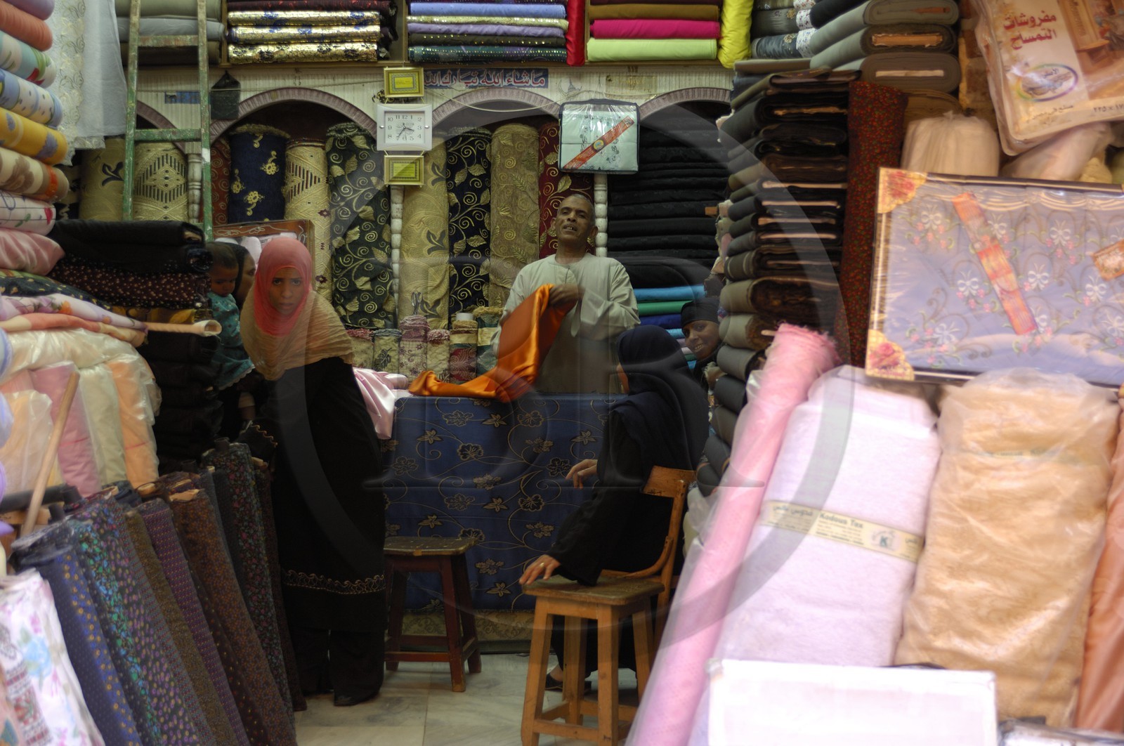 Egypte, Haute Egypte, vallée du Nil, Louxor, le nouveau souk, marchand de tissus