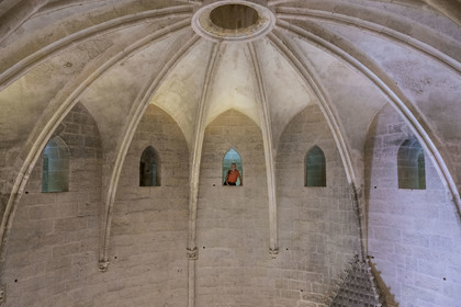 France, Gard (30), Aigues-Mortes, la Tour de Constance, fenêtres de l'étroit chemin de ronde construit dans l'épaisseur du mur pour surveiller la salle des gardes