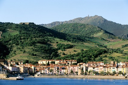 France, Pyrénées-Orientales (66), Collioure et sa plage dominées par la tour Madeloc