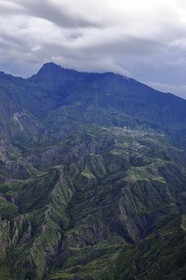 France, Ile de la Reunion, le cirque de Cilaos et le Piton des Neiges (3070m) classés Patrimoine Mondial de l'UNESCO (vue aérienne)
