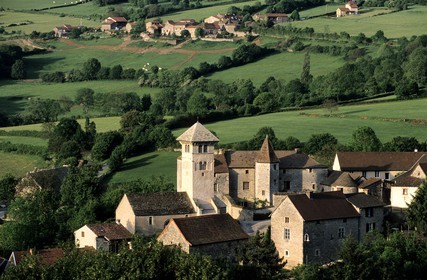 France, Saône-et-Loire (71), village de Blanot, l' Ancien prieuré attenant à l' église au clocher à toiture débordante
