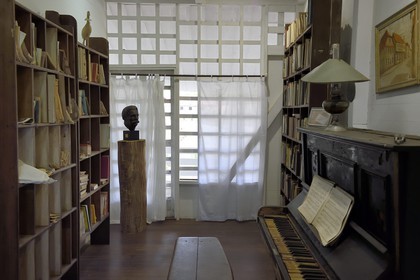 Gabon, Province du Moyen-Ogooué, Lambaréné, l'ancien Hopital Albert Schweitzer devenu musée, le piano sur lequel le docteur aimait jouer du Bach