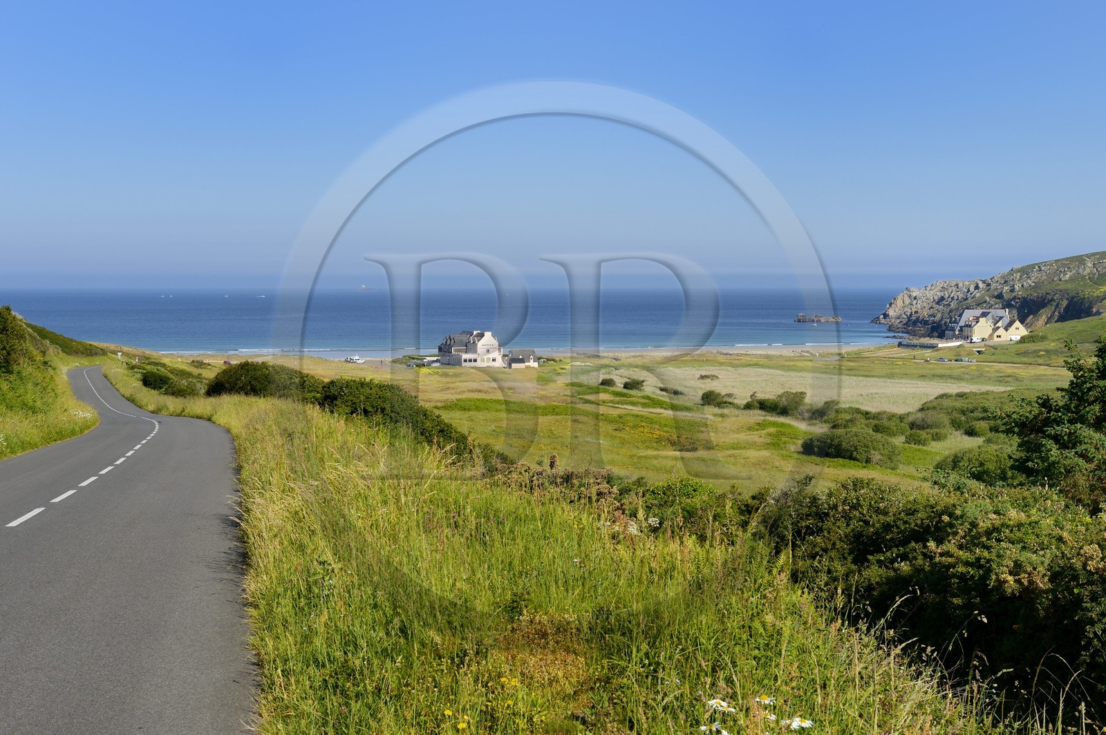 France, Finistère (29),  Mer d'Iroise, Plogoff, route menant vers la plage de la baie des Trépassés France, Finistère (29),  Mer d'Iroise, Plogoff, route menant vers la plage de la baie des Trépassés