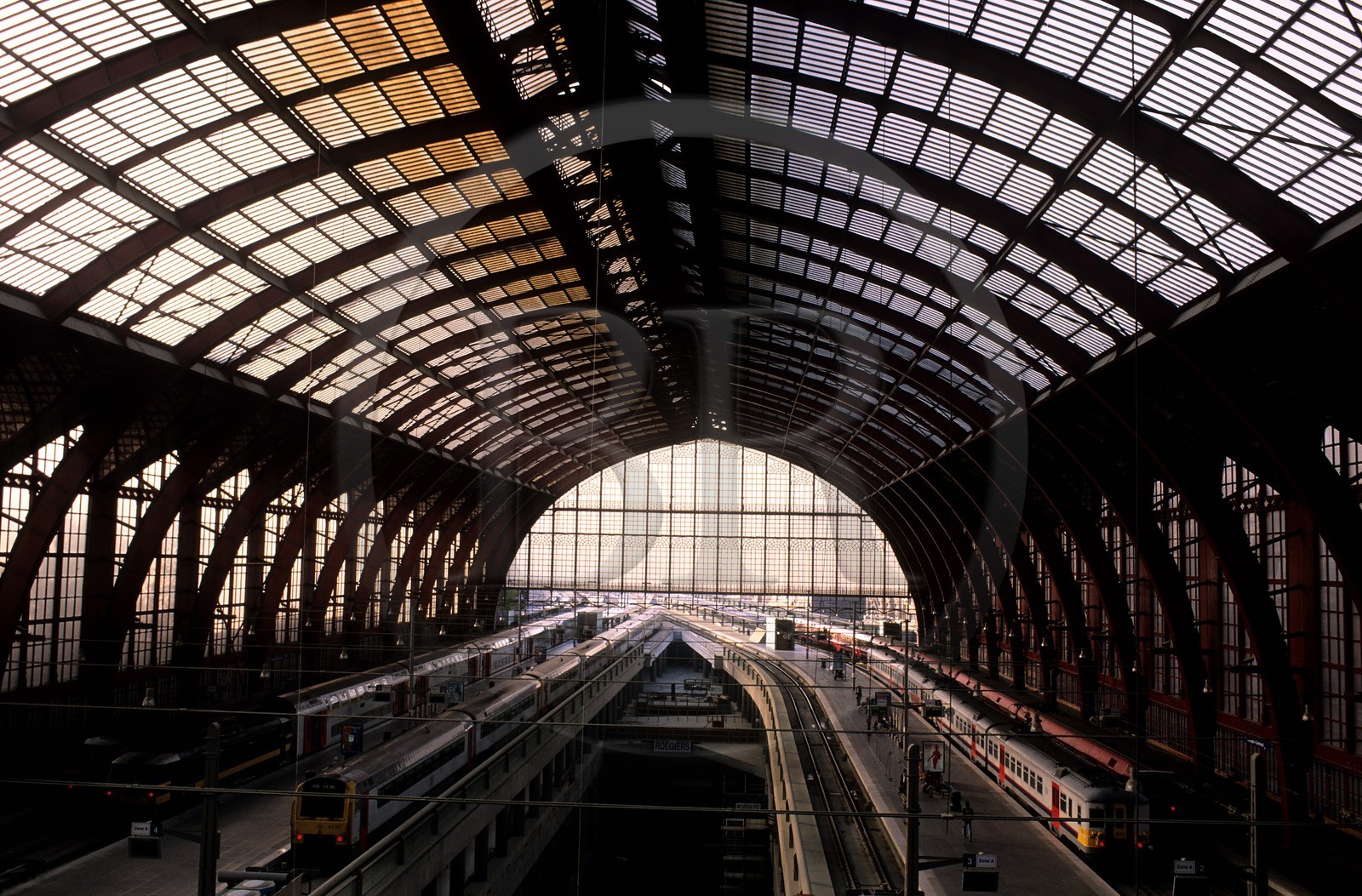 Belgique, Flandre, Anvers (Antwerpen), verrière coiffant l' intérieur de la gare centrale