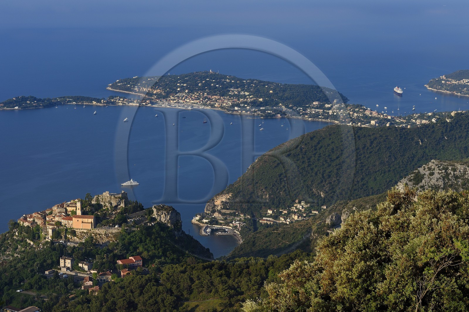 France, Alpes-Maritimes (06), le village perché d'Eze, Saint-Jean-Cap-Ferrat en arrière plan.