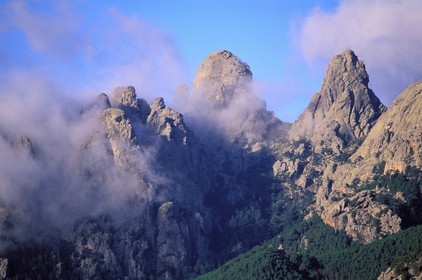 France, Corse-du-Sud (2A), les aiguilles de Bavella envahies par les nuages