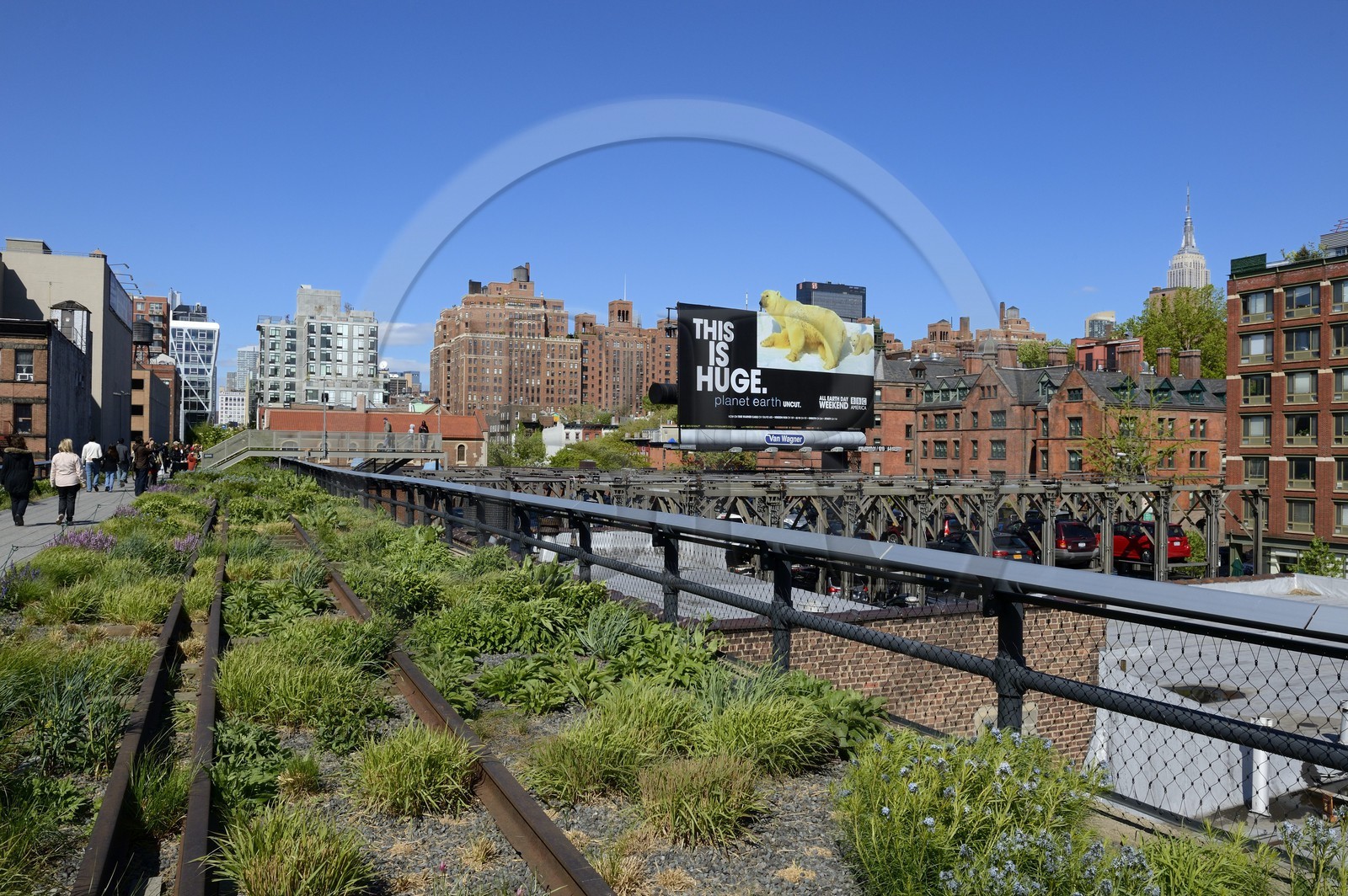 Etats-Unis, New York, Manhattan, Meatpacking district (Gansevoort Market), le High Line Park est une ancienne voie-ferrée aérienne partiellement réhabilitée en parc urbain suspendu, l'Empire State Building en arrière plan