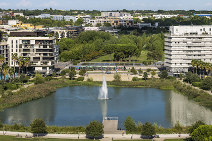 France, Hérault (34), Montpellier,  quartier de Port Marianne, immeubles d'habitation autour du  Bassin Jacques Coeur et le Parc Georges Charpak en arrière plan