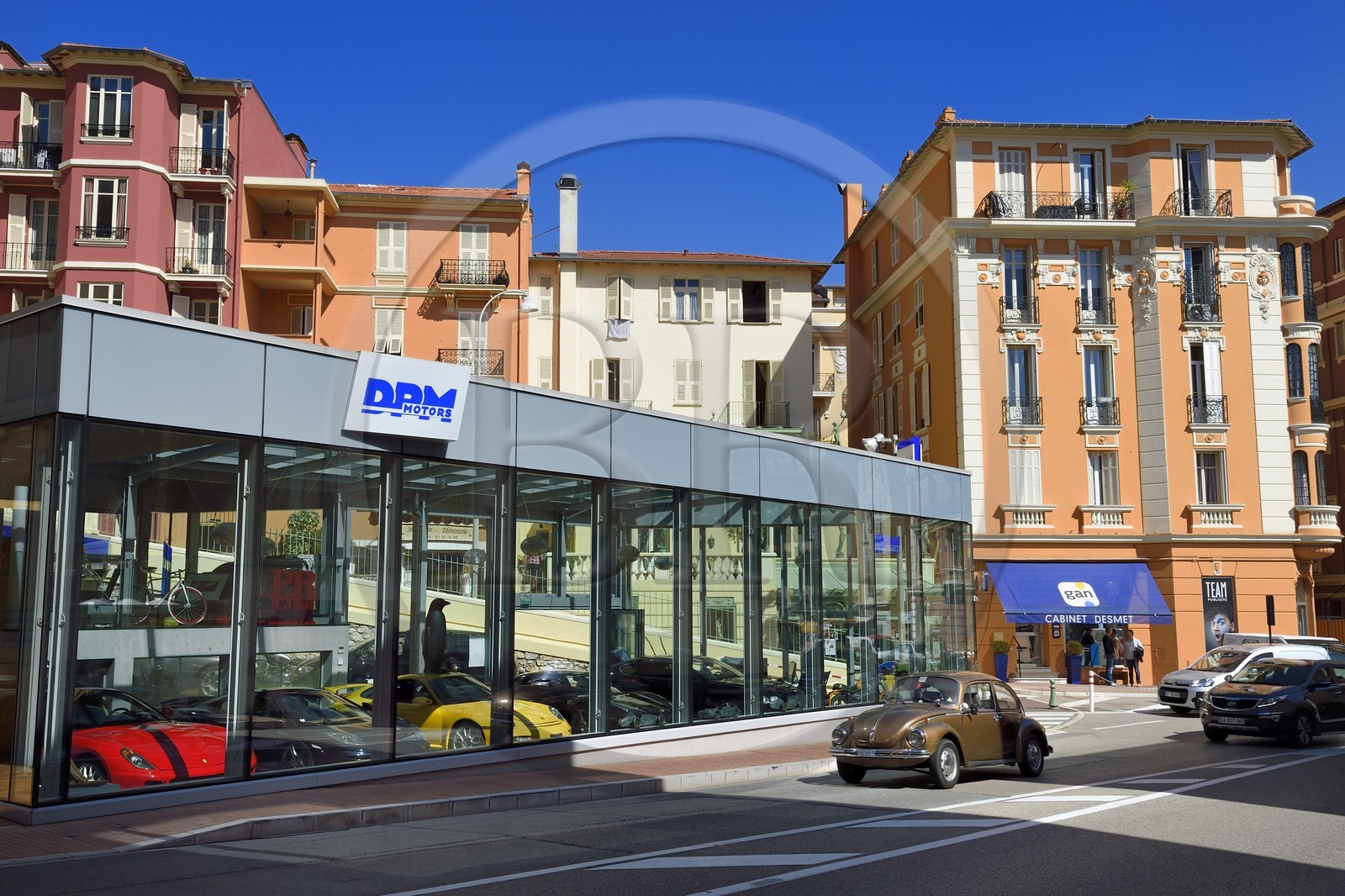 Principauté de Monaco, Monaco, quartier de La Condamine, voitures de luxe dans la vitrine d'un vendeur d'occasions et Volkswagen Coccinelle Principauté de Monaco, Monaco, quartier de La Condamine, voitures de luxe dans la vitrine d'un vendeur d'occasions et Volkswagen Coccinelle